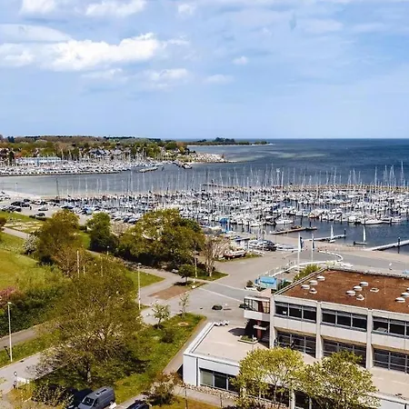 - Olympia Schilksee Mit Sonnenbalkon Und Parkplatz In Strandnaehe